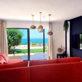 Seafront apartment with private garden, hotel in Ayios Amvrosios