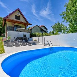 Stunning Home In Seketin