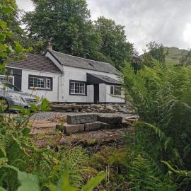 Arrochar Fern Cottage with Wood Burner & Loch View, hotel a Arrochar