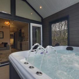 P57 - Riverside Family Pod with Hot Tub, Hotel in Bethesda