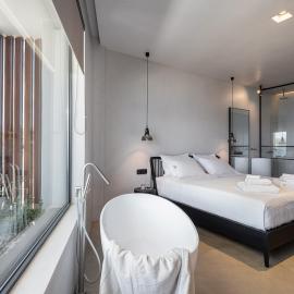 Brand new Luxury Seannamon Suites, amazing seaview, hotel in Agios Nikolaos