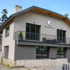 The White Horse Apartments, hotel u Borovecu