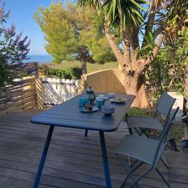 LE CAP - bungalow vue mer et colline - Hauteur de Cassis、カシのホテル