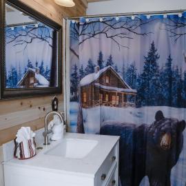 Remodelled cabin! great location!
