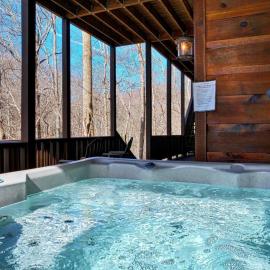 Vintage Luxury Mountain Cabin, Creekside, King Bed, Spa, Fire Pit, Game Room, DogsOk, hotel in Hiawassee
