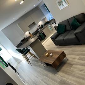 Modern 2BR Apartment - Sleeps 4 - Parking & Pets - Coast Serviced Apartments - Enquire for Trade & Long stays