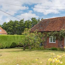 Plum Pudding Cottage by Bloom Stays, hotel a Hernehill