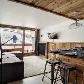 Appartement rénové 36m², skis aux pieds, balcon sud - FR-1-344-595, hotel in Les Menuires