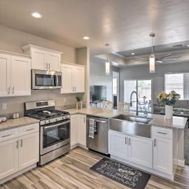 Idyllic Kingman Retreat with Yard - Near Hiking، فندق في كينغمان