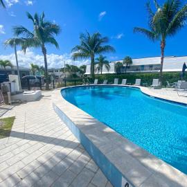 Tropical Oasis by the beach and shops, with pool、リビエラ・ビーチのホテル