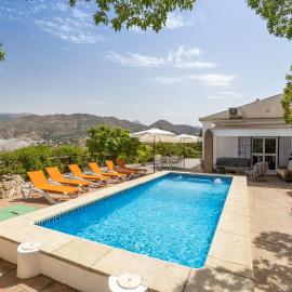 Casa Rural Liviana, Piscina Barbacoa y preciosas vistas Málaga by AndaraHolidays, מלון בקומפטה