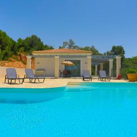 Brand New Villa Loki with Large infinity pool WiFi and Sea Views, hotel u gradu Agnítsini