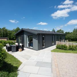 Buttercup Lodge - Relaxing hot tub and Parking, hotel in Lifton