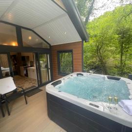 P74 - Riverside Family Pod with Hot Tub, hotel in Bethesda