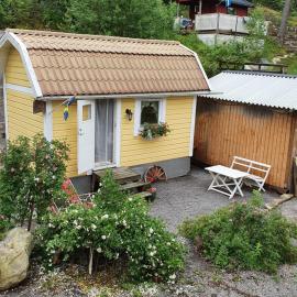 Sjönära liten stuga med sovloft, toilet in separate small house, only OUTDOOR shower!, Hotel in Åkersberga
