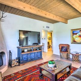 Traditional-Style Adobe Casita - Walk to Dtwn, hotel en Santa Fe