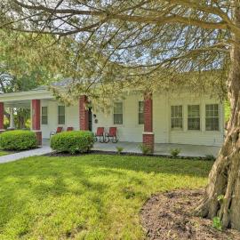Hampton Sanctuary w/ Fire Pit & Fenced Yard!, hotel di Hampton