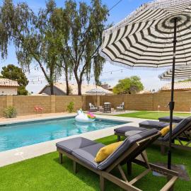 Putting Green! Desert Group Getaway in Chandler