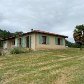 Maison en campagne avec vue sur les Pyrénées, hotelli kohteessa Estampes