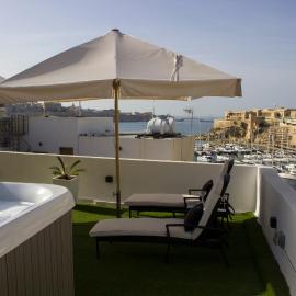 BEBIRGU PALAZZINO LUXURY 2 jacuzzi to share: Vittoriosa şehrinde bir otel
