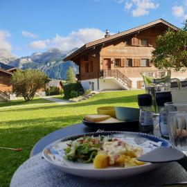 Chalet Spitzhorn - Your Peak Getaway - Private Terrasse & gratis Parkplatz โรงแรมในGsteig