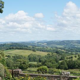 Shepherd's Watch Cottage - 5* Cyfie Farm with private hot tub, hotel in Llanfyllin