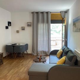 Precioso cálido apartamento en Sort con terraza, hotel a Sort
