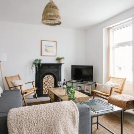 Cosy period cottage 2min walk to the beach, hotel u gradu Portraš