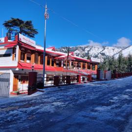 Hotel Burans & Restaurant: Chakrāta şehrinde bir otel