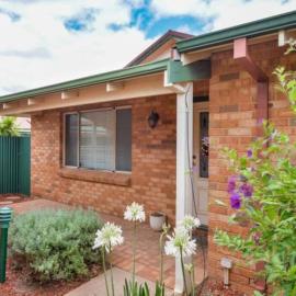 Adorable-secure 3 bedroom holiday home with Pool around the corner from The Miners Rest., hotel in Kalgoorlie
