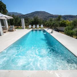Luxury Villa Vivian Heated Private Swimming Pool & Jacuzzi near the beach of Georgioupoli, hotell i Georgioupolis