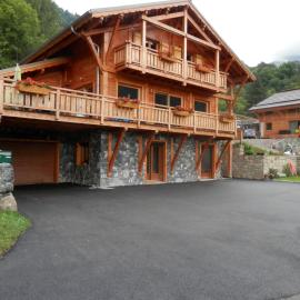 CHALET INDIVIDUEL TRES ENSOLEILLE AU CALME VUE IMPRENABLE, hotel em Saint-Étienne-de-Tinée
