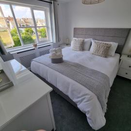 HighTide & Sunnyside apartments Two bedroomed apartments with free parking, balconies with sea views, hotel in Swanage