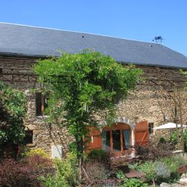 La Vieille Grange avec piscine et jardin, hotel en Prévinquières
