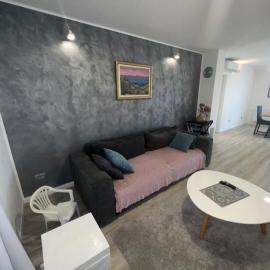 New Holiday House, near Makarska, hotelli kohteessa Grubine