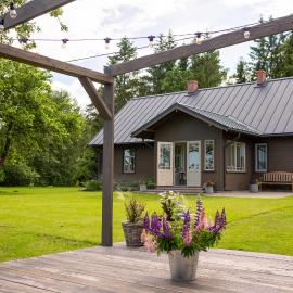 Newly renovated Latvian farm house, hotel u gradu Kraujas