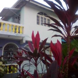 BUCKINGHAM VILLA -SUITES FULL KITCHEN-Rooms Variety, hotell sihtkohas Buff Bay
