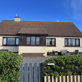 Immaculate 5 Bedroom House with Sea View