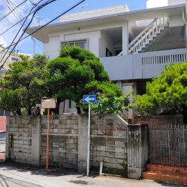 最大14人 駐車縦列4台可能 個室4部屋 広々戸建て 国際通りと牧志駅まで徒歩5分 わらゆんＳｏヴィラ壺屋, hotel a Naha