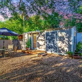 Cute Peaceful Tiny House Getaway w Backyard