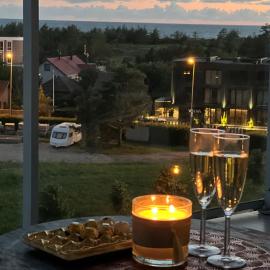 Meilės Uostas: Šventoji şehrinde bir otel