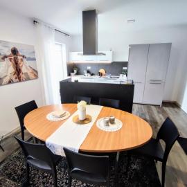 Sunshine apartment for 6 & Terrase & Free Parking, hotel in Žilina