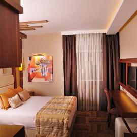 Avin Hotel, hotelli kohteessa Izmir