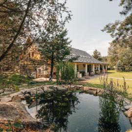Farma Mračov, Hotel in Kadov