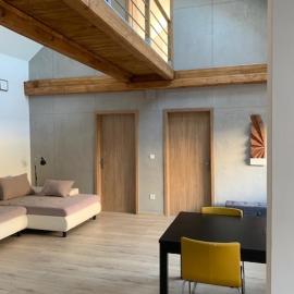 Loft Pihenő és Wellness Ház، فندق في بالاتونفوريد