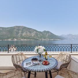 Penthouse on the Bay - 20m from the Beach