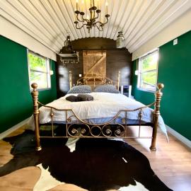 Gleis 1, Eisenbahn Waggon mit Whirlpool und Ofen, отель в городе Dahlem