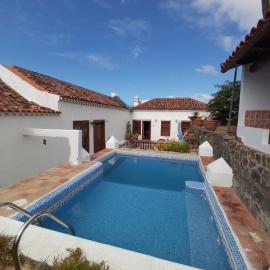 Villa-Sleeps4-Parking-Garden-Pool-NearAirport, hotell i La Laguna