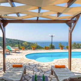 Villa Cassandra Fiskardo by Villa Plus، فندق في Vinglí