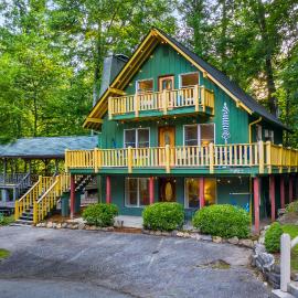 Chimney Rock Chalet Near Lake Lure!, Hotel in Chimney Rock